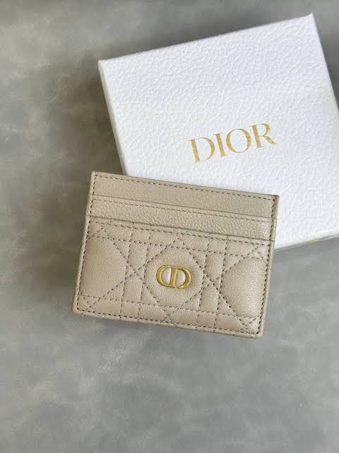 CHRISTIAN DIOR